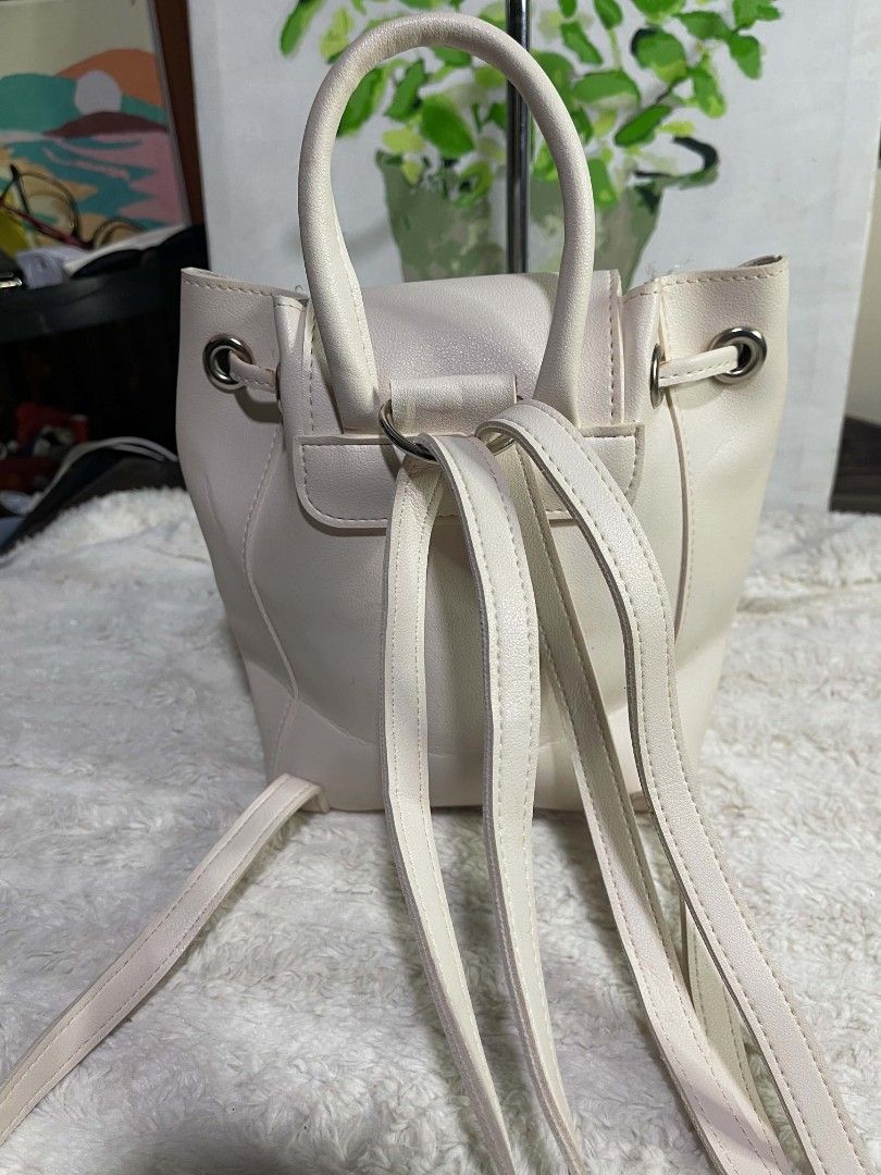 Cream Drawstring Backpack with Flap (Category: Backpacks) located in Naawan. Submitted by twilly.apparel2 (Listing ID 1464226777, Image 3). Description: -issue may konting dirt or color transfer Cute cream-colored backpack - Drawstring closure with top flap - Adjustable straps for comfort - Faux leather material - Ideal for carrying daily essentials.