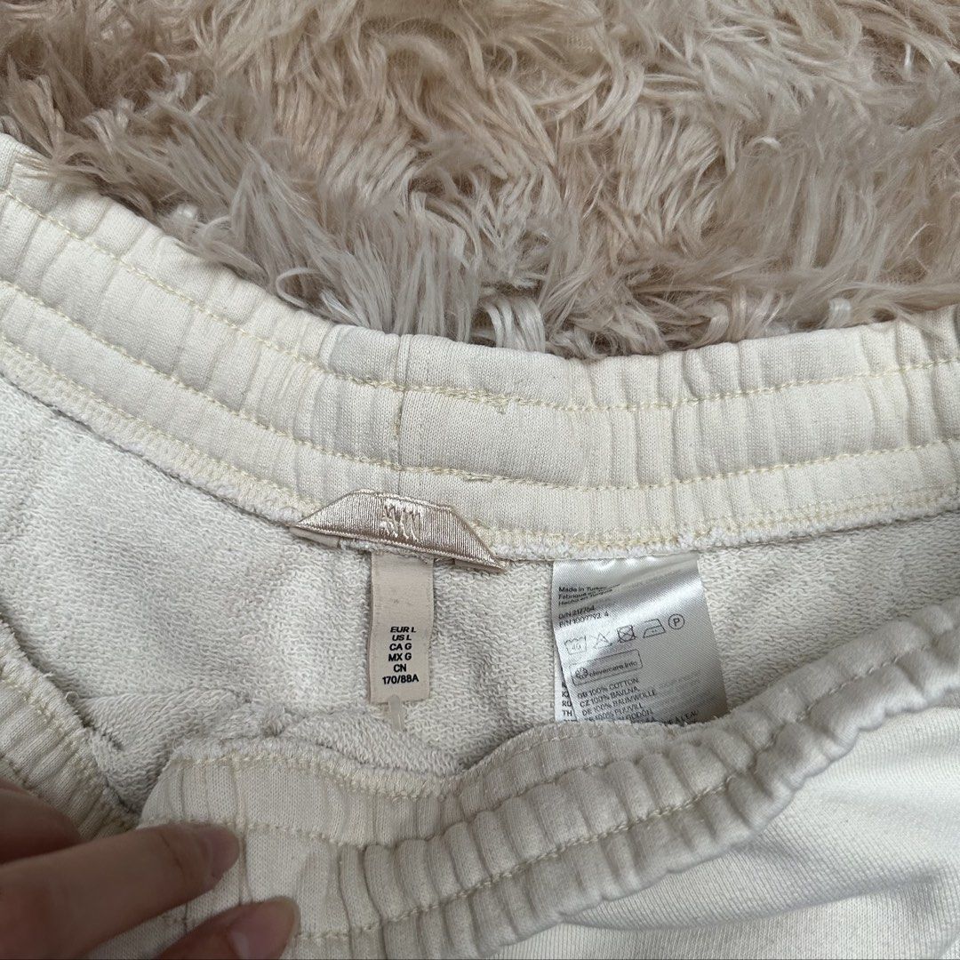Cream Lounge Sweat Shorts (Category: Shorts) located in Cainta. Submitted by tooonico (Listing ID 1464222915, Image 2). Description: RFS: Not my size anymore MOP: GCash/Maya/Maribank/UB.