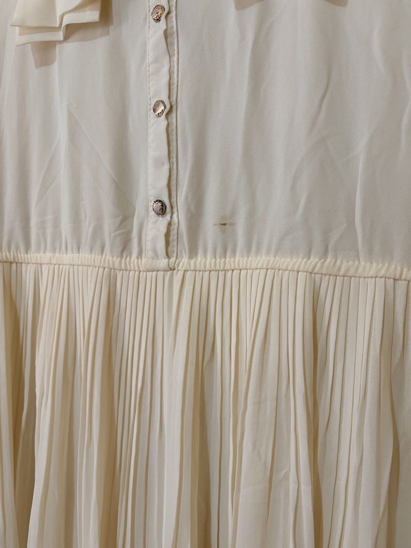 Cream Sleeveless Collared Pleated Midi Dress (Category: Dresses) located in Manila. Submitted by danielle.finds (Listing ID 1464190785, Image 3). Description: - Cream sleeveless dress - Collared neckline - Two chest pockets - Button-up front - Pleated midi skirt - Lightweight fabric - Perfect for casual outings or dressing up With washable stain.