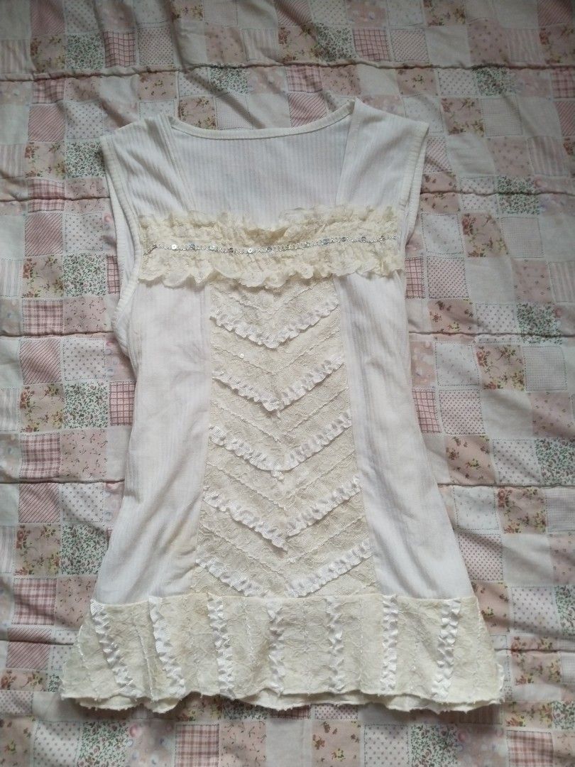 cream-white sleeveless top (Category: Others Tops) located in Cebu City. Submitted by thrift_with_anjel (Listing ID 1464228371, Image 1). Description: ❀.ೃ࿔cream-white sleeveless top❀.ೃ࿔* 🌹Brand: nobrand 🌸Bust: 34-48 🌸Waist: 36-50 🌷Mine: 79(AU).