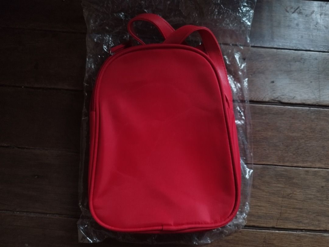 Crissy Multi Compartment Compact Sling (Category: Purses & Pouches) located in Cavite. Submitted by plorb (Listing ID 1464316065, Image 1). Description: Crissy Multi Compartment Compact Sling Brand: Avon Condition: New, unused ₱450 .