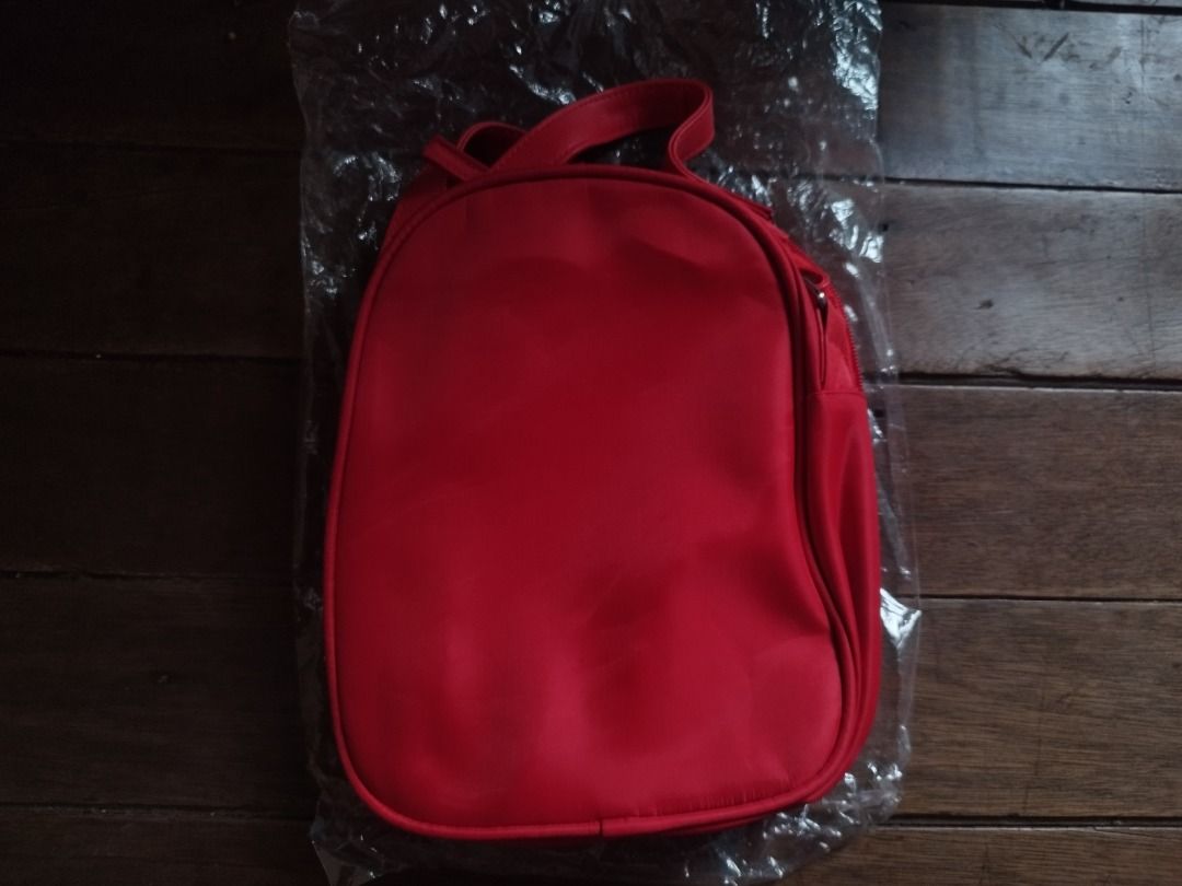 Crissy Multi Compartment Compact Sling (Category: Purses & Pouches) located in Cavite. Submitted by plorb (Listing ID 1464316065, Image 2). Description: Crissy Multi Compartment Compact Sling Brand: Avon Condition: New, unused ₱450 .