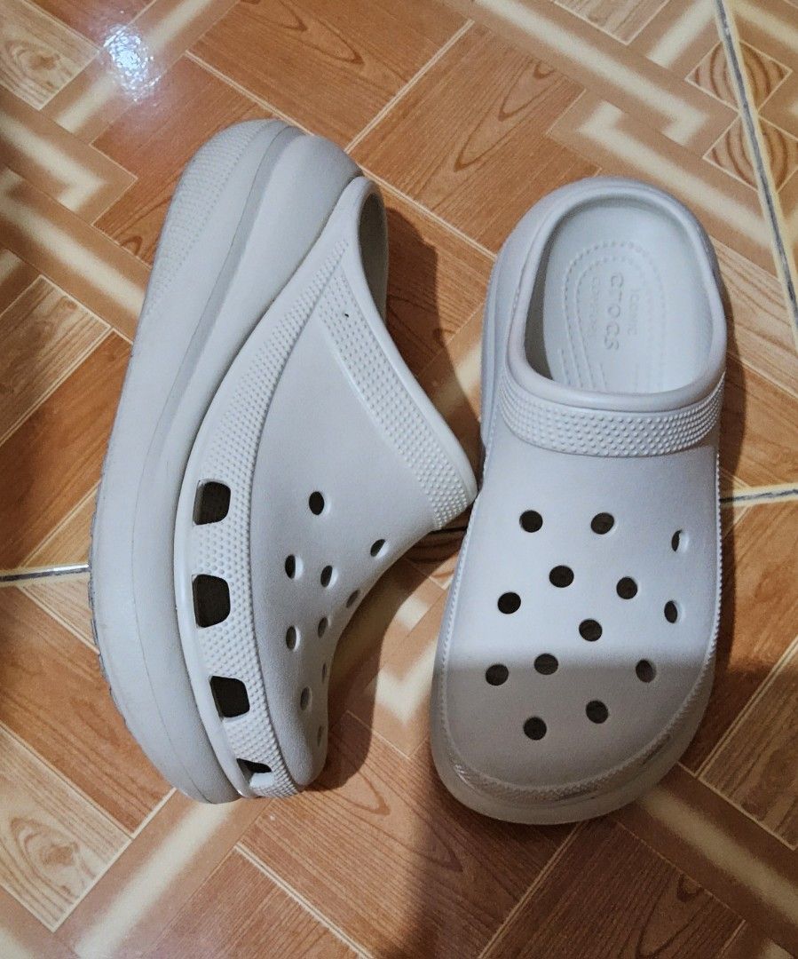 Crocs Classic Platform Clogs in Bone (Category: Slippers and slides) located in Quezon City. Submitted by ylb_preloves (Listing ID 1464211679, Image 3). Description: PLEASE READ DESCRIPTION FIRST. TNX!! For Sale: Original Crocs Classic Platform Clog * Color: Bone * Size: W8, M6 * The body of the clog has no defects, except for the straps that I intentionally removed because they kept snagging on each other whenever I walk. The straps have no defe