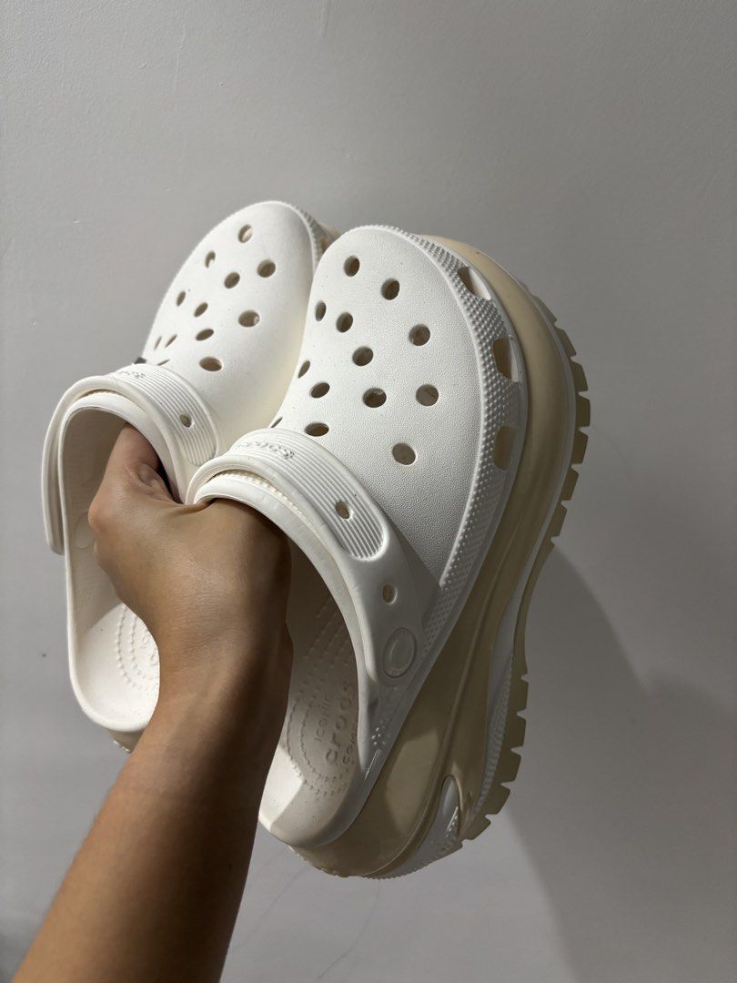 Crocs Mega Crush Clog (Category: Sandals) located in Hermosa. Submitted by _hkrrrr (Listing ID 1464268889, Image 2). Description: Size: M4/W6 - Has some minor scratches but barely visinle - RFS: decluttering Bought for 4,745.