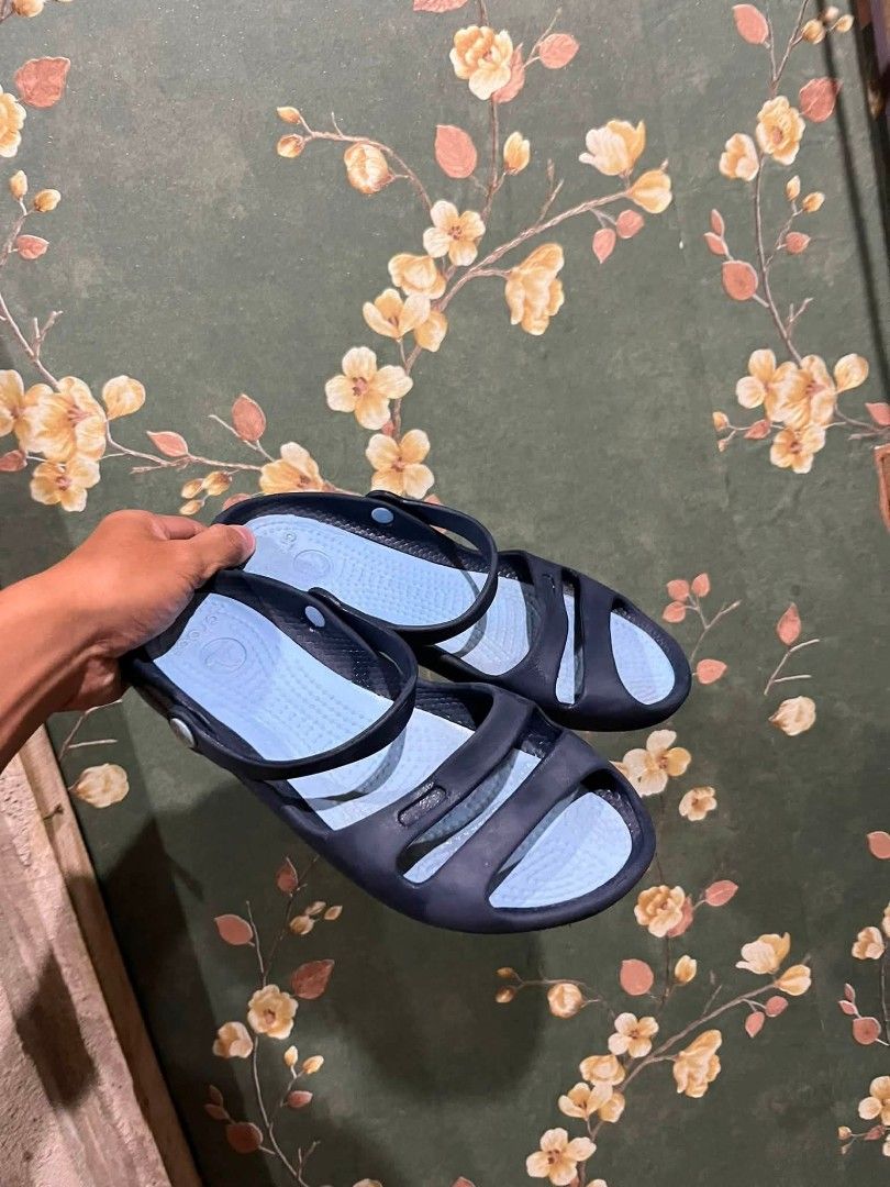 Crocs Women's Cleo Sandal (Category: Flats & Sandals) located in Sindangan. Submitted by waterbop (Listing ID 1464284241, Image 3). Description: Crocs Women's Cleo Sandal 1500 free ship Excellent condition 10/10 color rate SIZE 7 ON TAG issue ( natanggal yung crocs indicator, fade yung buwaya sa may gilid, see pics ) - no other big issue ZAMBOANGA DEL NORTE.