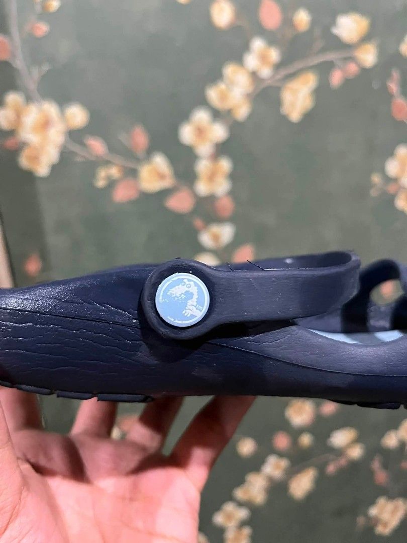 Crocs Women's Cleo Sandal (Category: Flats & Sandals) located in Sindangan. Submitted by waterbop (Listing ID 1464284241, Image 2). Description: Crocs Women's Cleo Sandal 1500 free ship Excellent condition 10/10 color rate SIZE 7 ON TAG issue ( natanggal yung crocs indicator, fade yung buwaya sa may gilid, see pics ) - no other big issue ZAMBOANGA DEL NORTE.