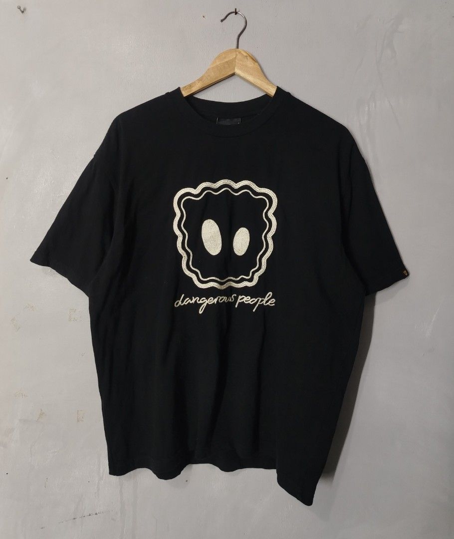 Dangerous People (Category: Tshirts & Polo Shirts ) located in Bocaue. Submitted by adrianberi35876 (Listing ID 1464270158, Image 1). Description: Dangerous People Crew neck May pagka boxy na Embroid Design Width:23.5 Length:26.8 Condition:9.5/10 Color Rate:9.5/10 Issue:🚫 📩 📩 📩 📍 Bocaue ,Bulacan.