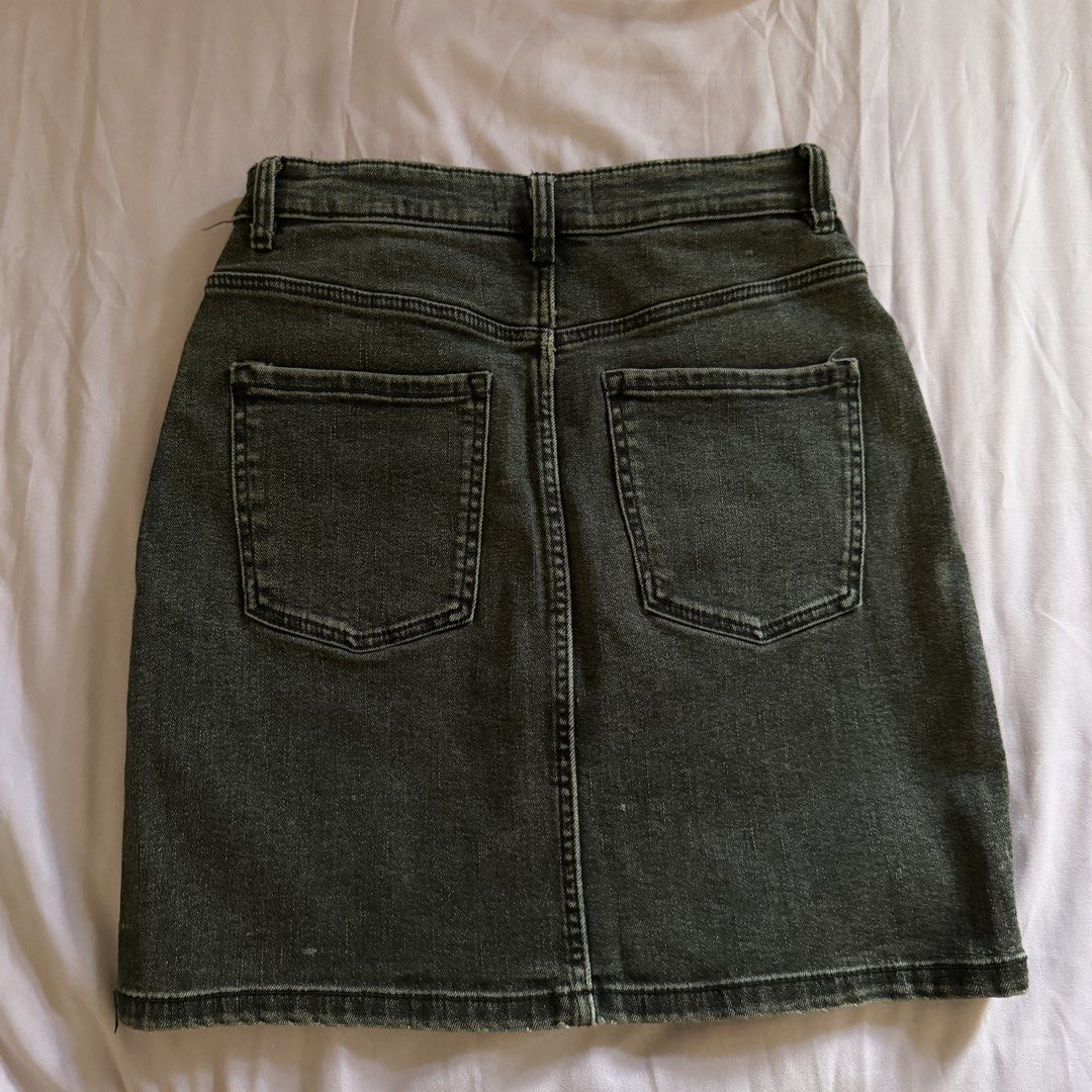Dark Wash Denim A-Line Mini Skirt (Category: Skirts) located in Manila. Submitted by dyjamie (Listing ID 1464218230, Image 2). Description: - missing button - stretchy denim - Cool dark wash denim skirt - Classic A-line cut - Front and back pockets - Zipper and button closure at the front - Waist measures approximately 13 inches across - Great for casual outfits.
