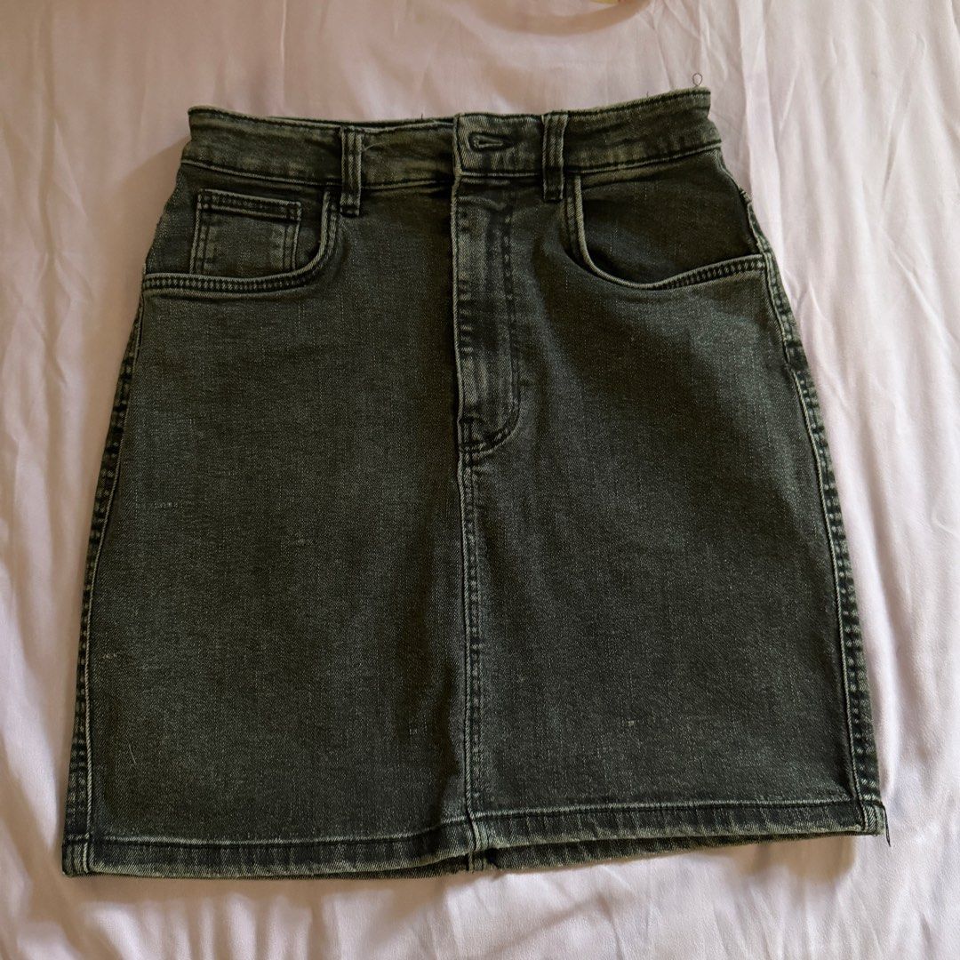 Dark Wash Denim A-Line Mini Skirt (Category: Skirts) located in Manila. Submitted by dyjamie (Listing ID 1464218230, Image 1). Description: - missing button - stretchy denim - Cool dark wash denim skirt - Classic A-line cut - Front and back pockets - Zipper and button closure at the front - Waist measures approximately 13 inches across - Great for casual outfits.