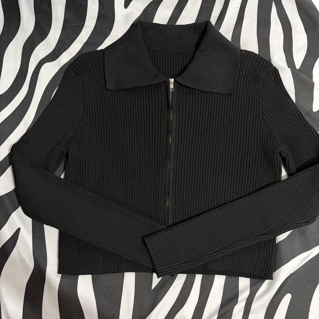Dazy-Less Black Ribbed Zip-Up Collared Cardigan Size S (Category: Coats, Jackets and Outerwear) located in San Juan City. Submitted by nadzbautista (Listing ID 1464162960, Image 1). Description: - Brand: Dazy-Less - Style: Black ribbed zip-up cardigan - Features: Collared neckline, silver zipper, cropped fit - Sizing: Fits true to size S - Rfs: bought for a trip only Loc: San Juan City 📍 Mop: BPI, Maribank, GCash Mod: J&T, Lalamove .
