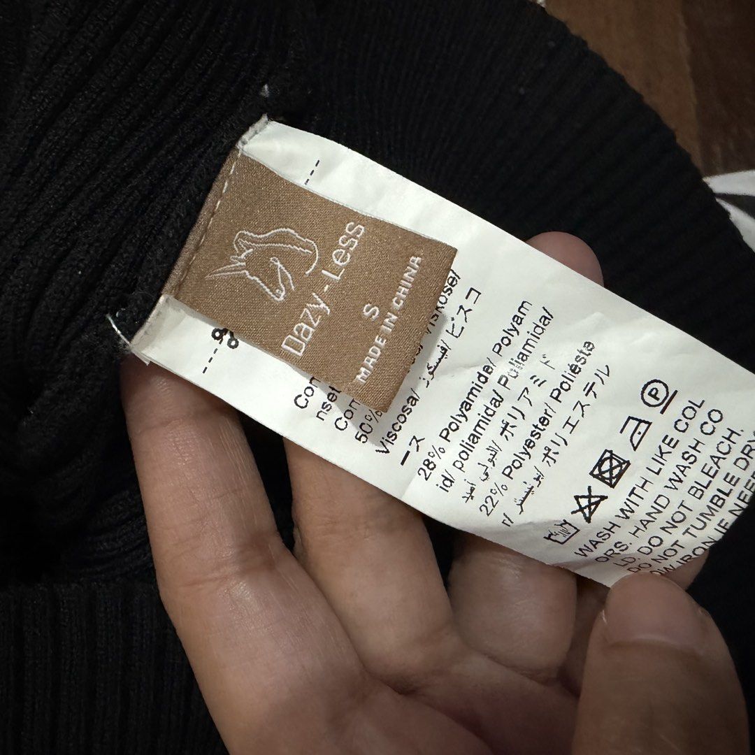 Dazy-Less Black Ribbed Zip-Up Collared Cardigan Size S (Category: Coats, Jackets and Outerwear) located in San Juan City. Submitted by nadzbautista (Listing ID 1464162960, Image 3). Description: - Brand: Dazy-Less - Style: Black ribbed zip-up cardigan - Features: Collared neckline, silver zipper, cropped fit - Sizing: Fits true to size S - Rfs: bought for a trip only Loc: San Juan City 📍 Mop: BPI, Maribank, GCash Mod: J&T, Lalamove .