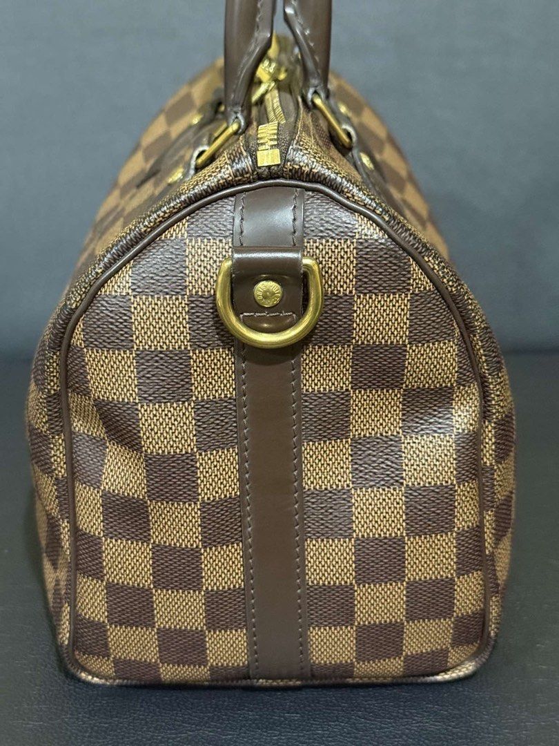 DE Bandouliere 25 (Category: Cross-body Bags) located in Subic. Submitted by 2ndstreet.archives (Listing ID 1464255650, Image 3). Description: Includes lockset and dustbag Slightly negotiable .