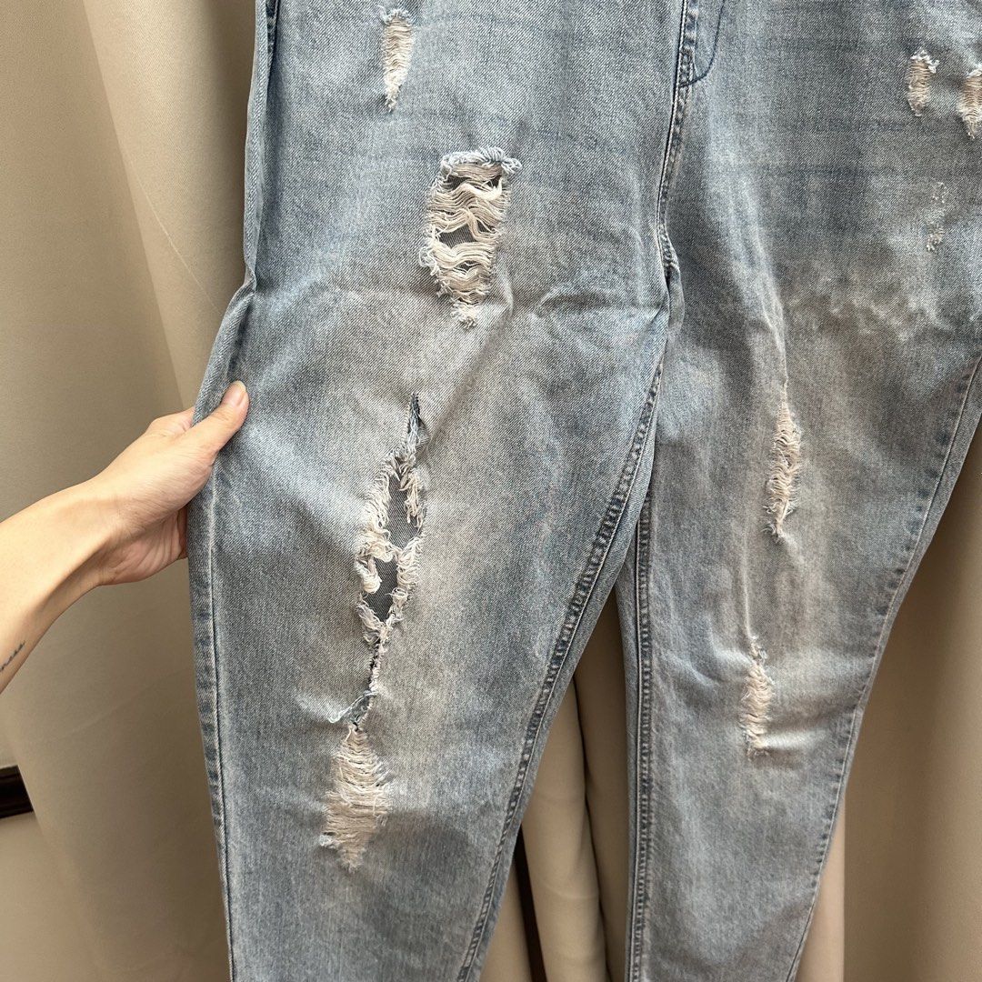 Denim Jumpsuit Overalls (Category: Jumpsuits) located in Cainta. Submitted by tooonico (Listing ID 1464221106, Image 3). Description: Has minor stains (slides 4-6), barely noticeable RFS: Not my size anymore MOP: GCash/Maya/Maribank/UB.