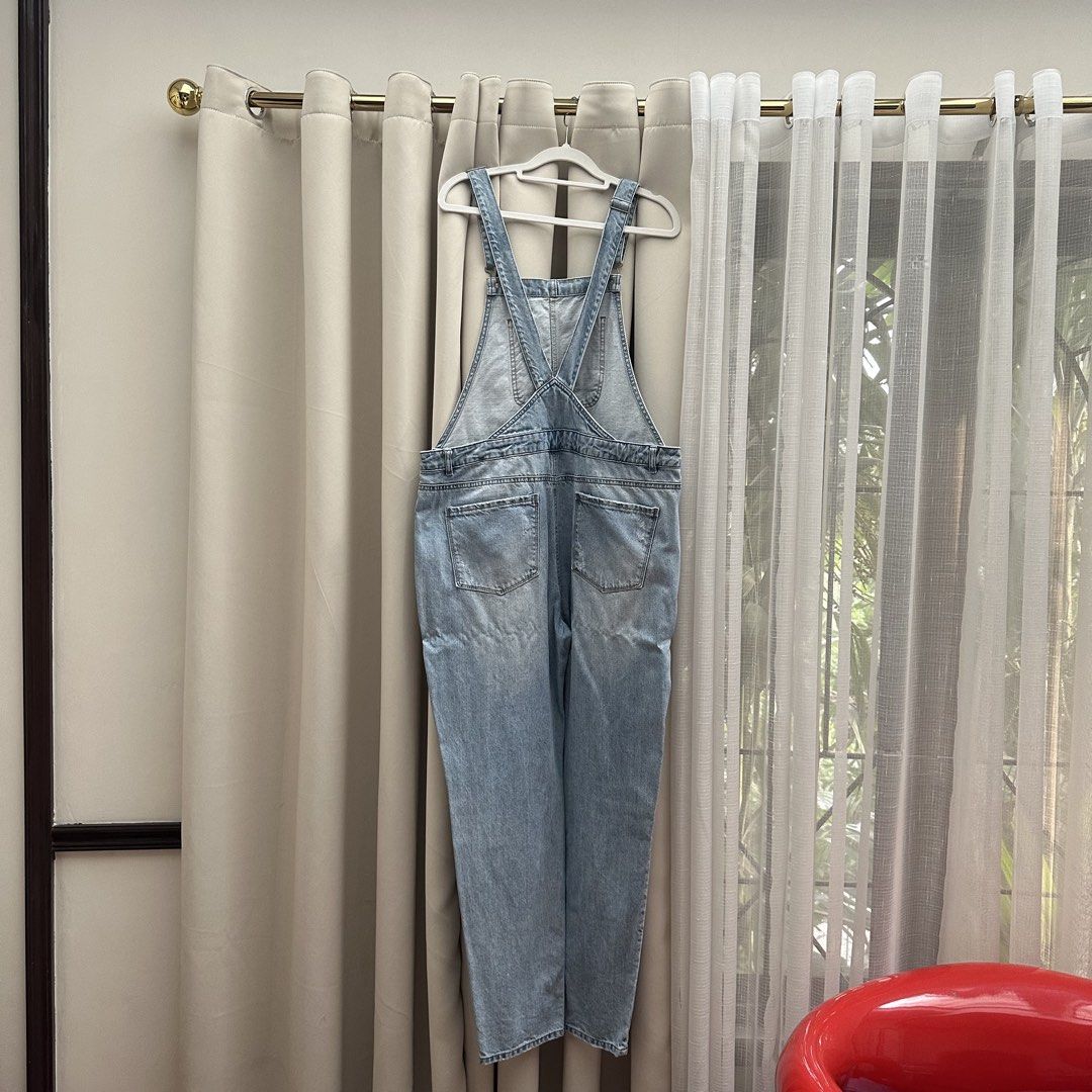 Denim Jumpsuit Overalls (Category: Jumpsuits) located in Cainta. Submitted by tooonico (Listing ID 1464221106, Image 2). Description: Has minor stains (slides 4-6), barely noticeable RFS: Not my size anymore MOP: GCash/Maya/Maribank/UB.