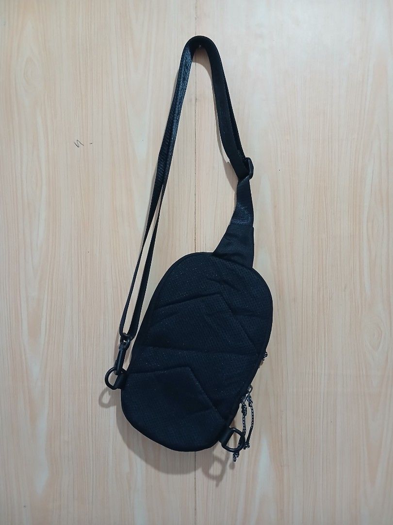 Descente Black Body Bag (Category: Sling Bags) located in Daraga. Submitted by thethriftcity2024 (Listing ID 1464239127, Image 3). Description: - Authentic Descente sling bag - Features iconic Descente logo on front and strap - Main zippered compartment for secure storage - Inner mesh pocket for organization - Adjustable strap for a customized, comfortable fit - Ideal for everyday errands, travel, or gym sessions LIKE NEW 10/10 COLOR RATE NO ISSU