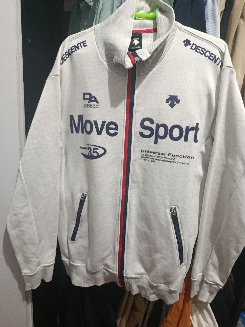 Descente track jacket (Category: Coats, Jackets and Outerwear) located in Jaen. Submitted by vinzyrus217291 (Listing ID 1464322136, Image 2). Description: Med to large gray in color no issues.