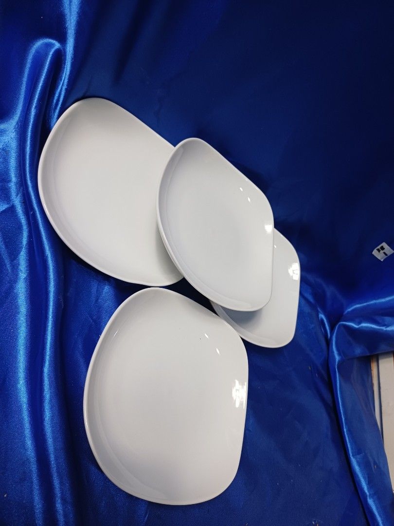 Dessert plate (Category: Coffee & Tea Tableware) located in Quezon City. Submitted by swiftmoonart (Listing ID 1464350817, Image 2). Description: 2 pcs in one box.. total of 4 pcs ceramic plate..
