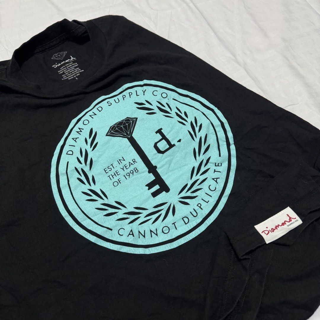 DIAMOND SUPPLY (Category: Tshirts & Polo Shirts ) located in Pasig City. Submitted by jaaard (Listing ID 1464246160, Image 2). Description: Dismond supply Size L 22x30 Vgood condition need wash.