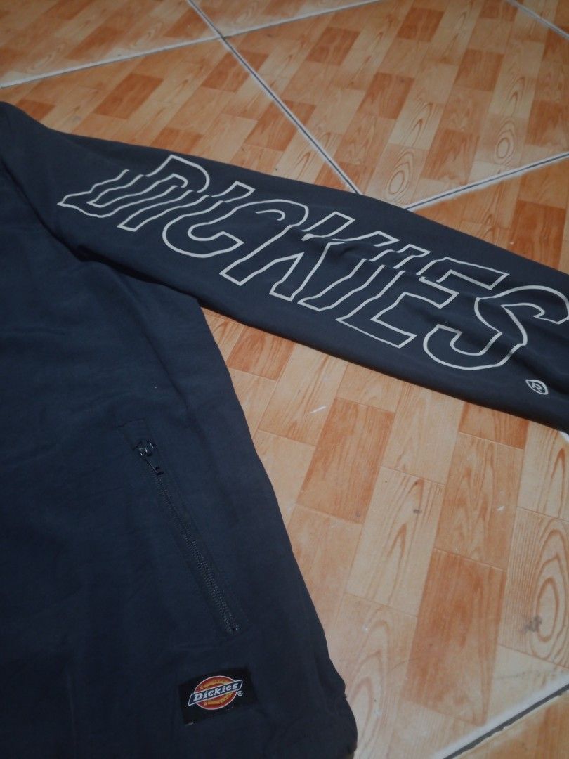 Dickies windbreaker Jacket with hood (Category: Coats, Jackets and Outerwear) located in Bustos. Submitted by R.Athrift (Listing ID 1464277939, Image 3). Description: large on tag complete with washtag issue need wash lang .