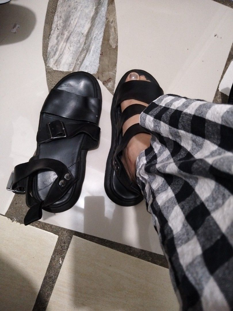 Doctor Martens (Category: Slippers & Slides) located in El Salvador. Submitted by francheskaukayukay (Listing ID 1464240714, Image 1). Description: size 7 men's size 9 women.