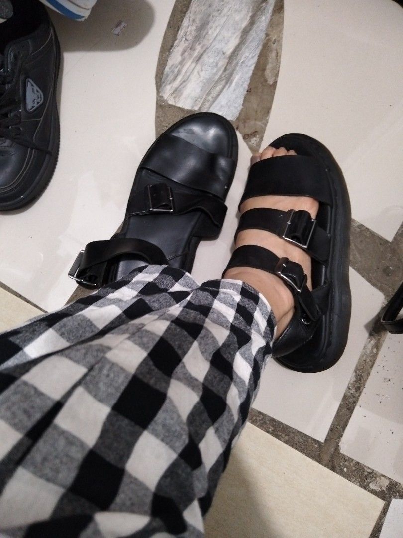 Doctor Martens (Category: Slippers & Slides) located in El Salvador. Submitted by francheskaukayukay (Listing ID 1464240714, Image 2). Description: size 7 men's size 9 women.