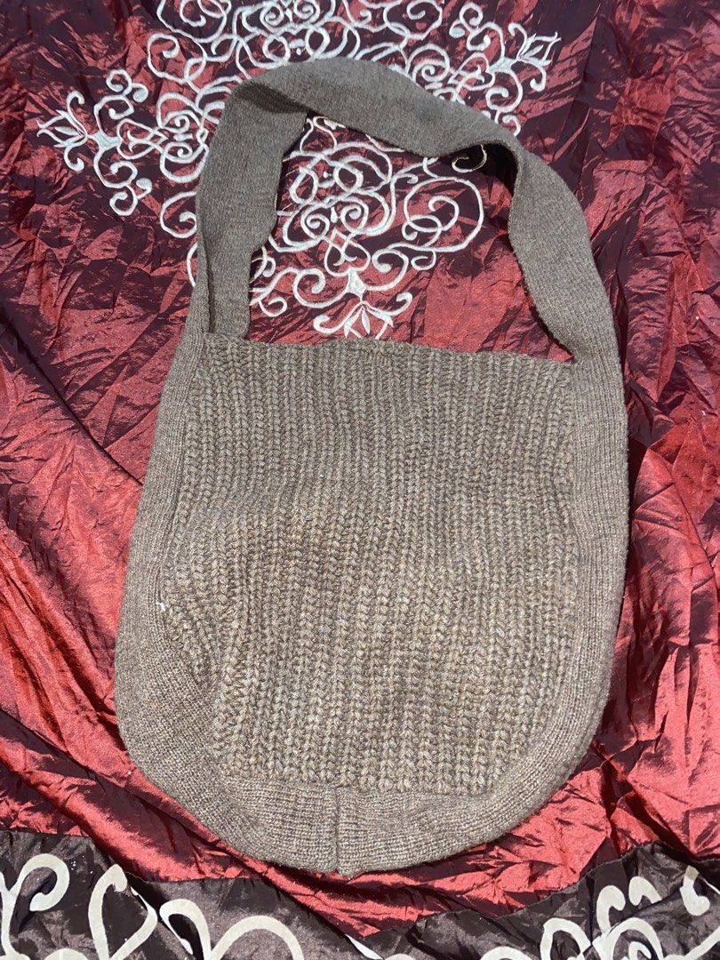 Dola Al Grey Knitted Shoulder Bag (Category: Shoulder Bags) located in Manila. Submitted by reginemarquez412 (Listing ID 1464230200, Image 2). Description: - Soft and comfortable grey knitted material - Stylish single shoulder strap - Ideal for everyday use - Spacious enough for your daily essentials.
