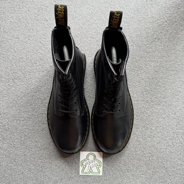 DR. MARTENS 1460 8 EYE BOOTS BLACK (Category: Boots) located in Cagayan de Oro. Submitted by huntbytrickjam.v2 (Listing ID 1464280956, Image 2). Description: DR. M-RTENS 1460 8 EYE BOOTS BLACK US 7 / EURO 40 / CM 25 EXCELLENT Pair Only Sign of Usage Minor Drags M - 1999.