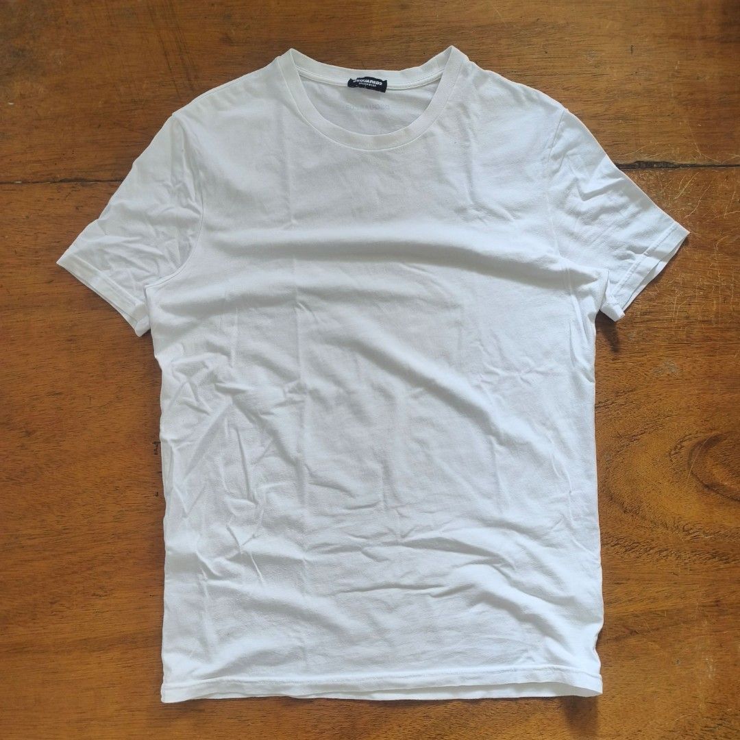 Dsquared2 Underwear t-shirt (Category: Luxury Apparel) located in Tayabas. Submitted by cat.b0i (Listing ID 1464163206, Image 1). Description: Size on tag: S Fitting: Men - M-Bodyfit L Women - L ‎Length: 26.5 ‎Width: 18.5 ‎Shoulder: 16.5 ‎Arm Space: 8 ‎Sleeve Length: 7.8 ‎ ‎Color: White Color Rate: 9.2 ‎Material: 95% cotton, 5% elastane properties: Composition of Dsquared2 underwear shirts allow garment to hug and take shape based on the wearer's