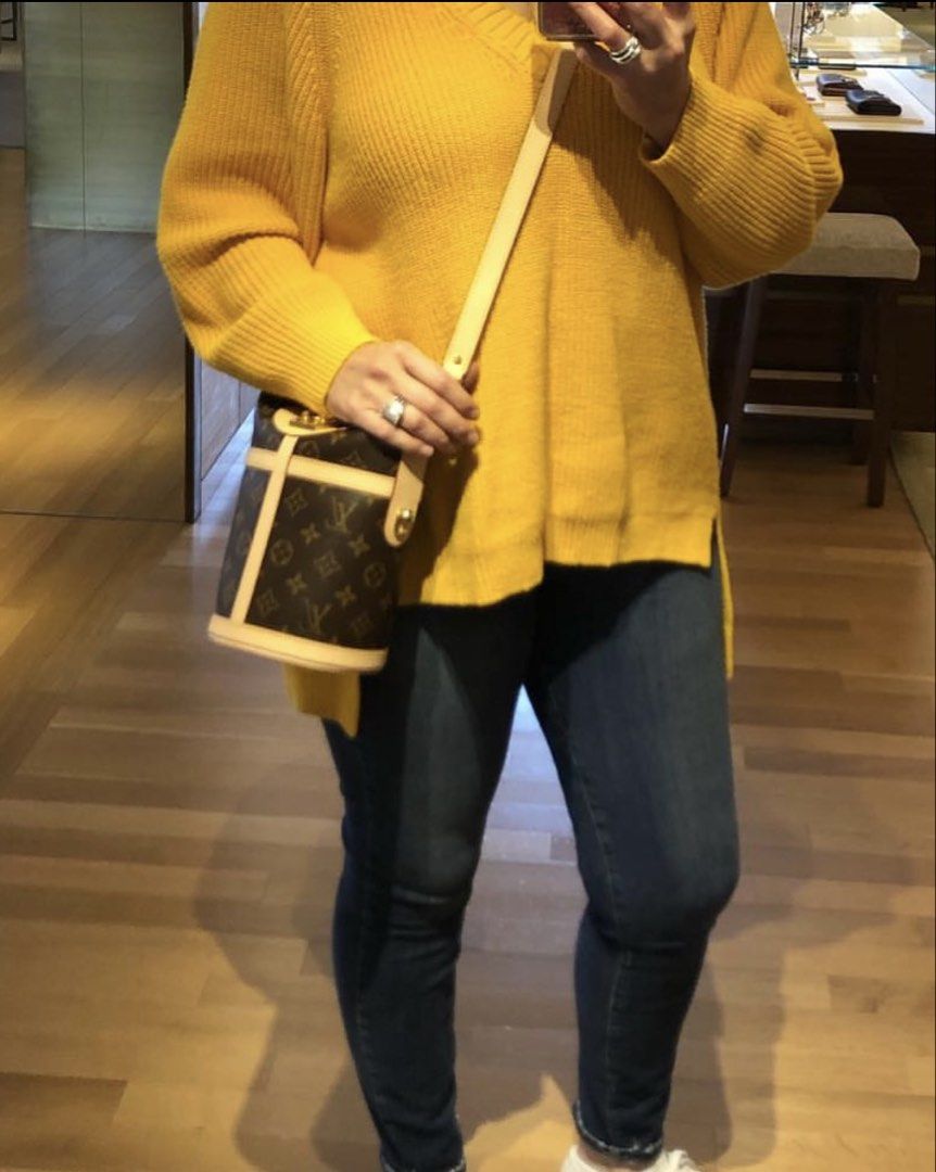 Duffle LV coded (Category: Luxury Bags & Wallets) located in Pasay City. Submitted by clothesfindph (Listing ID 1464170838, Image 2). Description: Cod via lalamove.