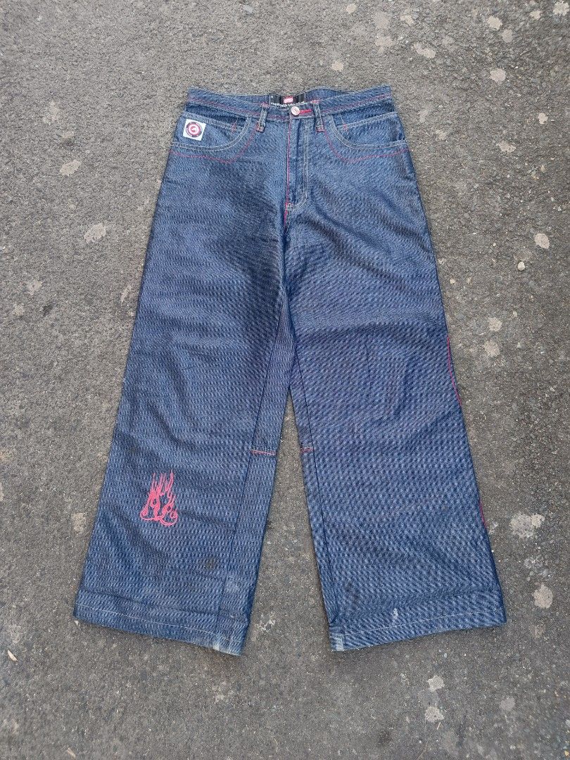 Eckō Unltd baggy pants (Category: Jeans) located in Taguig. Submitted by oswyn_thrifts (Listing ID 1464138271, Image 1). Description: Ecko UNLTD baggy pants excellent condition issue:distressed sa laylayan size 30 on tag Dimes: W-32 L-40 leg opening-12 800+sf taguig loc.