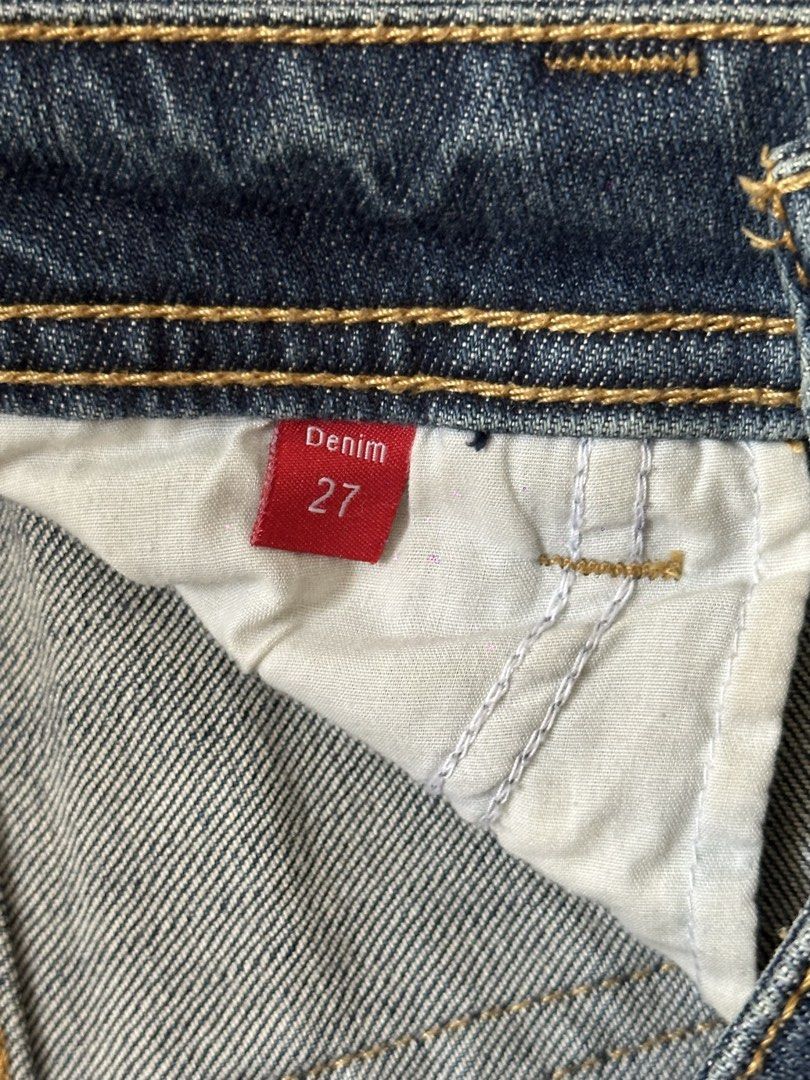 EDC by Esprit capri jeans (Category: Other Bottoms) located in Cainta. Submitted by buy.preloved (Listing ID 1464217211, Image 3). Description: .