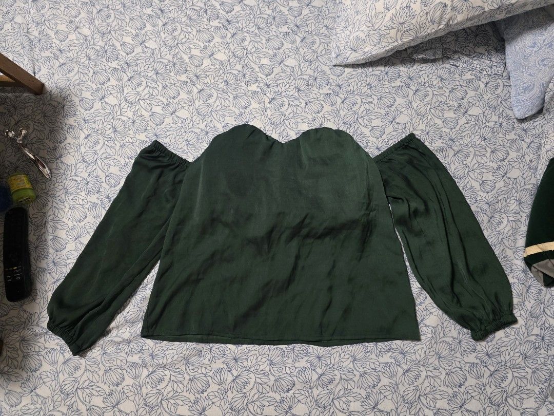 Emerald Green Off-the-Shoulder Puff Sleeve Top (Category: Blouses) located in Butuan. Submitted by edhelespyn (Listing ID 1464240704, Image 1). Description: 🌟 PLEASE READ 🌟 - Discounts for multiple buys - Cut Tag, Overrun, Never used - Can fit up to 38" bust, 31" waist - Best fit Medium (Sizing runs large) - Lined with silicone grips on the bustline - Pls add p150 for J&T shipping. - Item will come from Butuan City, Agusan del Norte. - BPI, GCA