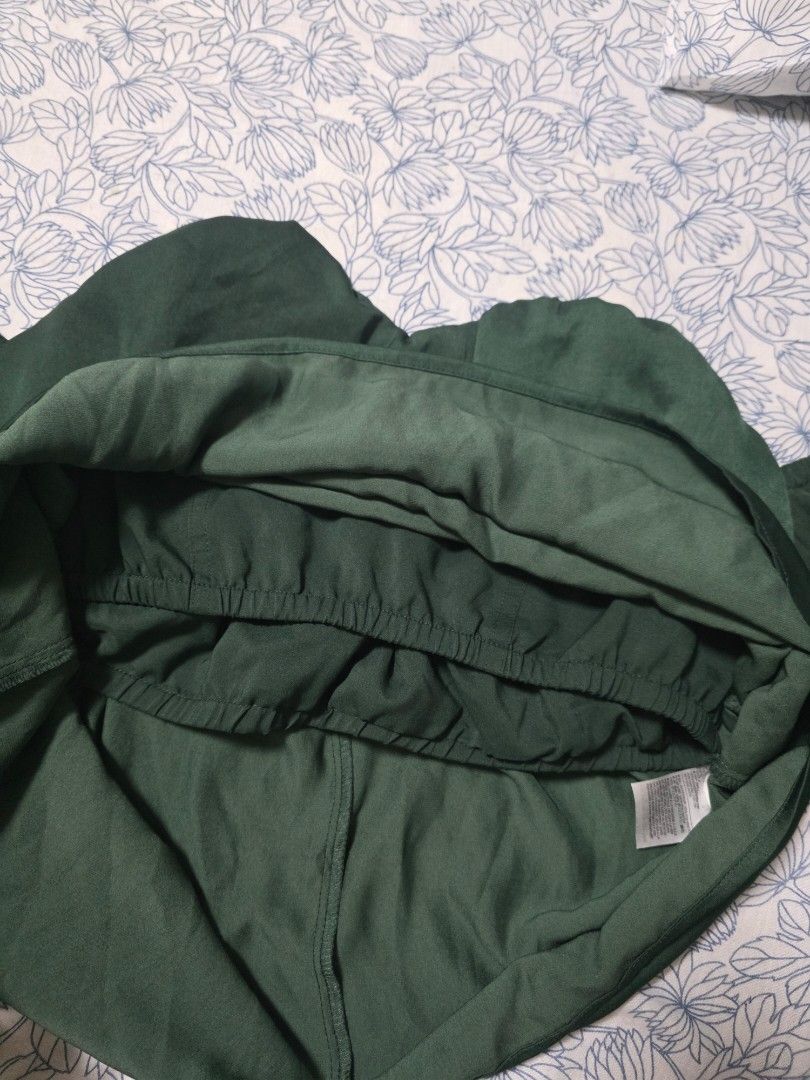 Emerald Green Off-the-Shoulder Puff Sleeve Top (Category: Blouses) located in Butuan. Submitted by edhelespyn (Listing ID 1464240704, Image 2). Description: 🌟 PLEASE READ 🌟 - Discounts for multiple buys - Cut Tag, Overrun, Never used - Can fit up to 38" bust, 31" waist - Best fit Medium (Sizing runs large) - Lined with silicone grips on the bustline - Pls add p150 for J&T shipping. - Item will come from Butuan City, Agusan del Norte. - BPI, GCA