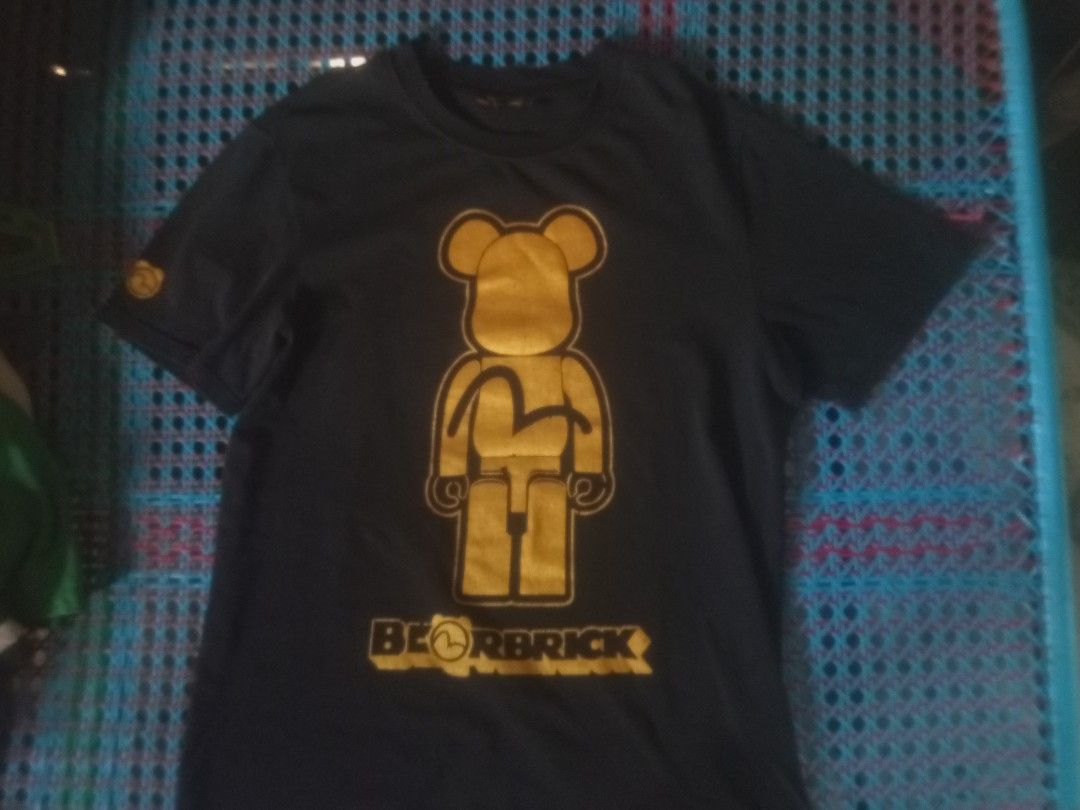 Evisu Be@rbrick Collaboration T-shirt Size L (Category: Tshirts & Polo Shirts ) located in Manila. Submitted by boot_tdm (Listing ID 1462678157, Image 1). Description: - Authentic Black Evisu T-shirt - Size: L (fits 175/108A) - Front graphic: Gold Be@rbrick design - Sleeve detail: Small Be@rbrick logo - Evisu logo tag on back neck - Care instructions included on inner tag - Made in China.