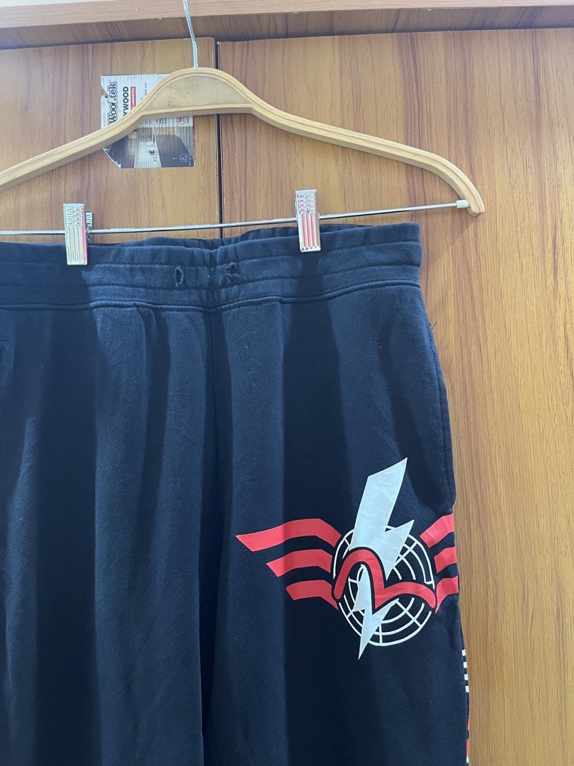 EVISU Black Sweatpants with Graphic Print (Category: Joggers) located in Manila. Submitted by christian048 (Listing ID 1464229219, Image 2). Description: - Brand: Evisu - Color: Black - Size: S - Features: Multiple graphic prints (front & back), elastic waistband with drawstring, ribbed cuffs - Style: Casual wear - Authentic .