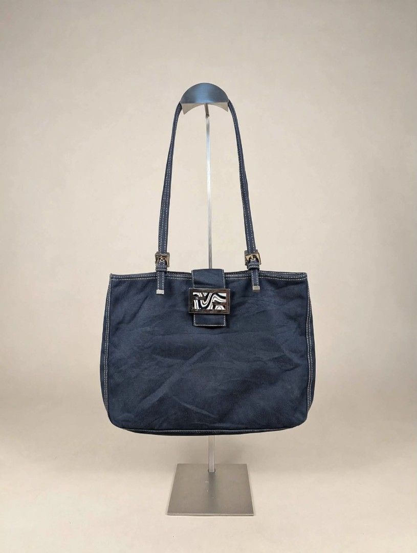 Fendi shoulder bag (Category: Luxury Bags & Wallets) located in Mabalacat. Submitted by samberr1827 (Listing ID 1464297553, Image 1). Description: .