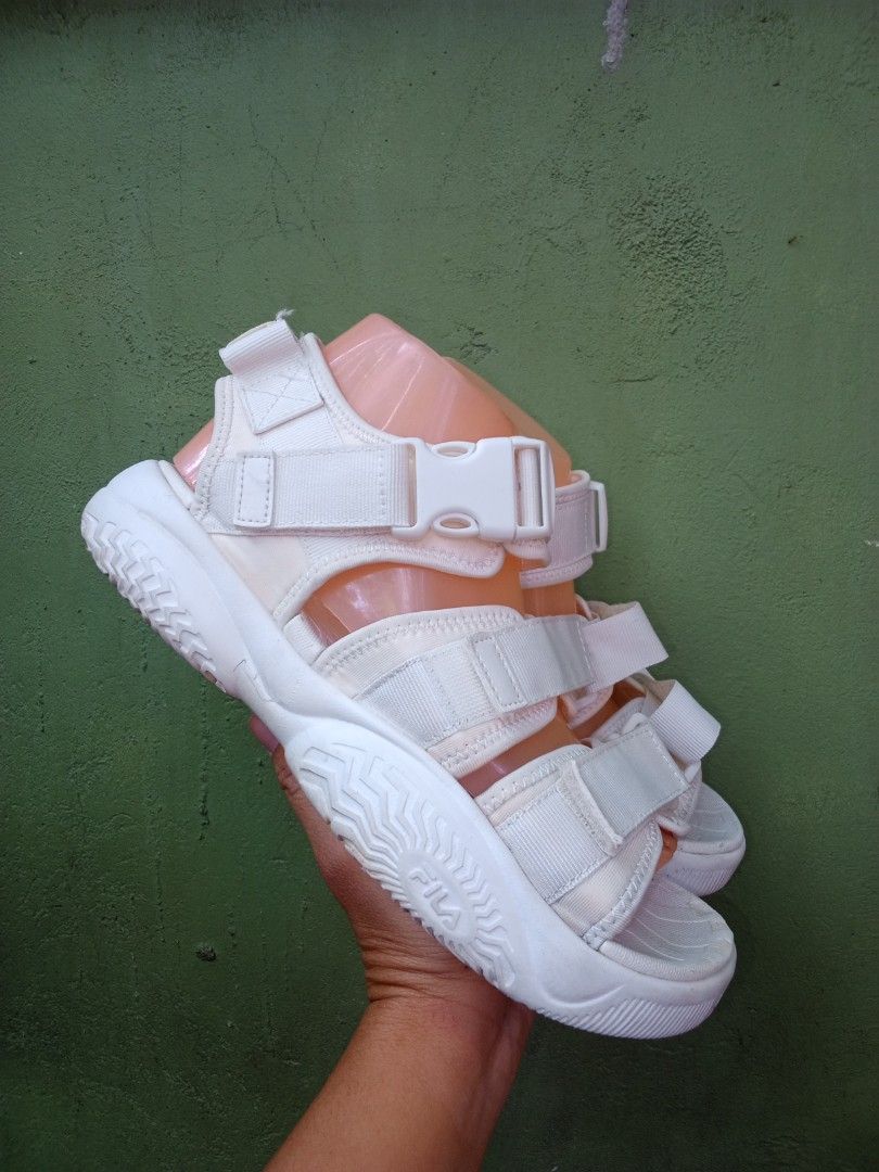 Fila (Category: Flats & Sandals) located in General Santos City (Dadiangas). Submitted by ukayonlineshoppe (Listing ID 1464277448, Image 3). Description: excellent condition napaka wow sa paa very comfy and bouncy.