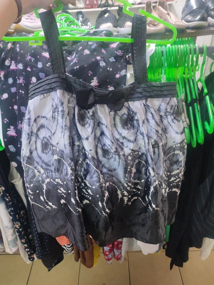 Finetti Printed Babydoll Top (Category: Sleeveless) located in Jaen. Submitted by roxantiago (Listing ID 1464248449, Image 1). Description: - Cute top from Finetti - Black and white swirl (tie-dye like) print - Black bow detail at the front - Pleated straps - Material: 97% polyester, 3% spandex - Ideal for casual wear.