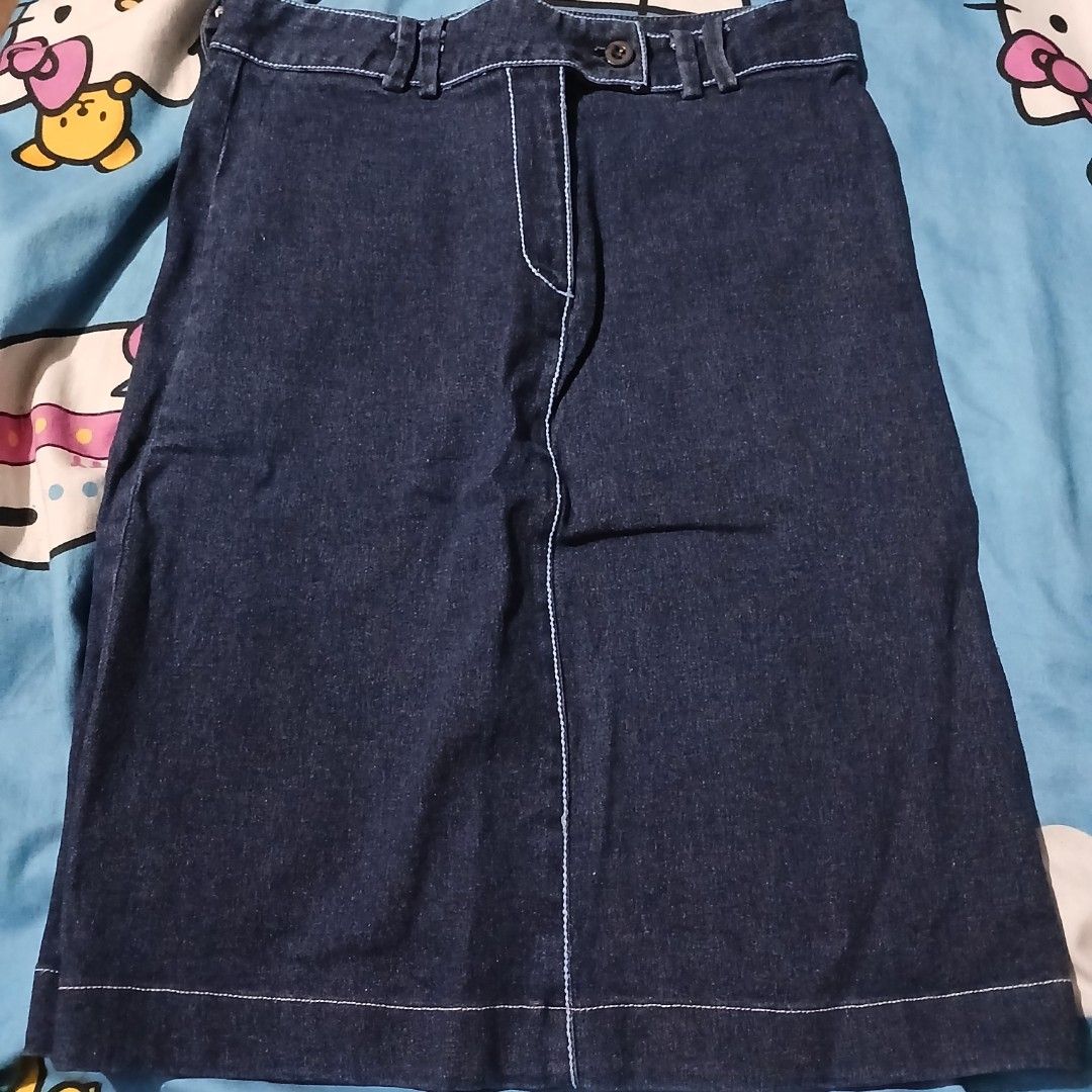 Fitted Denim Skirt (Category: Skirts) located in Manila. Submitted by emlorraine21628 (Listing ID 1464183822, Image 1). Description: • Dark blue • Body hugging • Small to medium no issue ! rfs: decluttering .