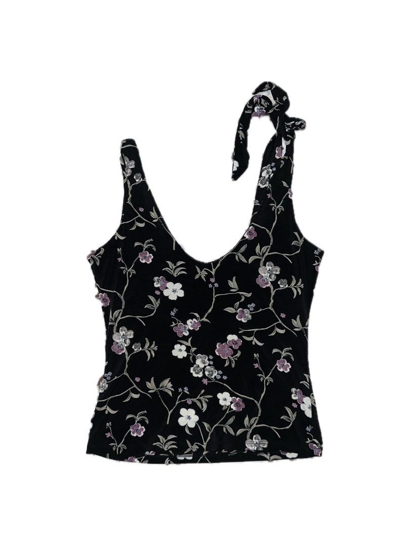 floral black tank top (Category: Sleeveless) located in Paranaque City. Submitted by meichimo (Listing ID 1464211420, Image 1). Description: ⌗ floral black tank top brand: GUESS JEANS size: S-M color: black with floral prints style: side-tie on one strap if you're interested, feel free to send me a message, i'm open to answer any questions and negotiations :) NOTE!! - don't make an offer if not sure buyer! - no cancellations once order is confirm