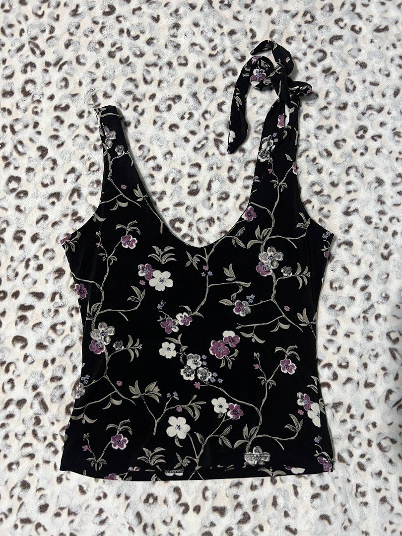 floral black tank top (Category: Sleeveless) located in Paranaque City. Submitted by meichimo (Listing ID 1464211420, Image 2). Description: ⌗ floral black tank top brand: GUESS JEANS size: S-M color: black with floral prints style: side-tie on one strap if you're interested, feel free to send me a message, i'm open to answer any questions and negotiations :) NOTE!! - don't make an offer if not sure buyer! - no cancellations once order is confirm