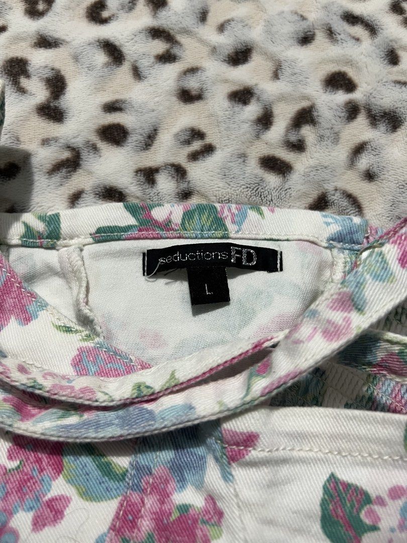 floral cropped cami top (Category: Sleeveless) located in Paranaque City. Submitted by meichimo (Listing ID 1464210615, Image 3). Description: ⌗ floral cropped cami top brand: Seductions FD size: L if you're interested, feel free to send me a message, i'm open to answer any questions and negotiations :) NOTE!! - don't make an offer if not sure buyer! - no cancellations once order is confirmed. - please manage your expectations as SOME of these ar