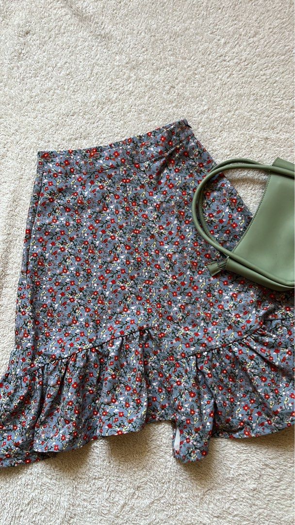 Floral Skirt (Category: Skirts) located in Cauayan City . Submitted by declutterdarling (Listing ID 1464196687, Image 1). Description: Insta: ___kambal.