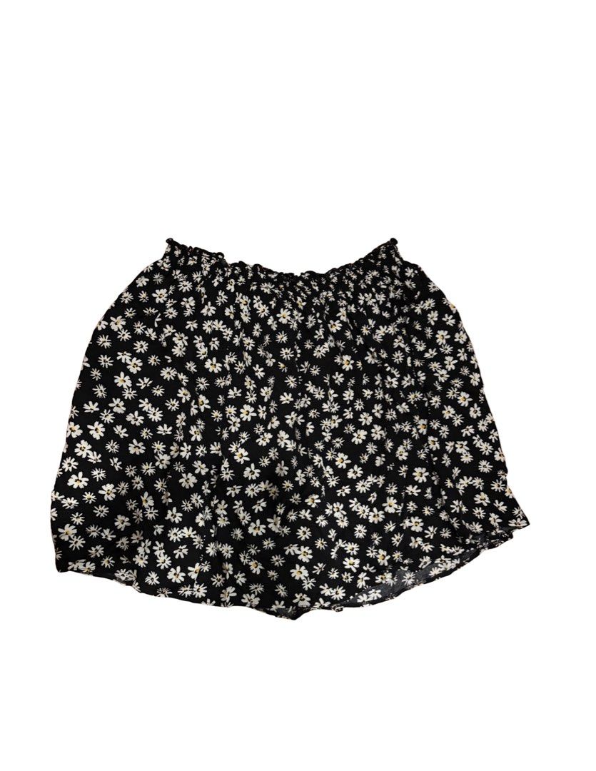 Floral skirt (Category: Skirts) located in Binan City. Submitted by iluvm0nchichi (Listing ID 1464198110, Image 1). Description: - Cute black mini skirt - All-over white daisy print - Stretchy smocked waistband - Slightly ruffled hem - Versatile for casual or dressed-up outfits - Easy to pair with various tops.