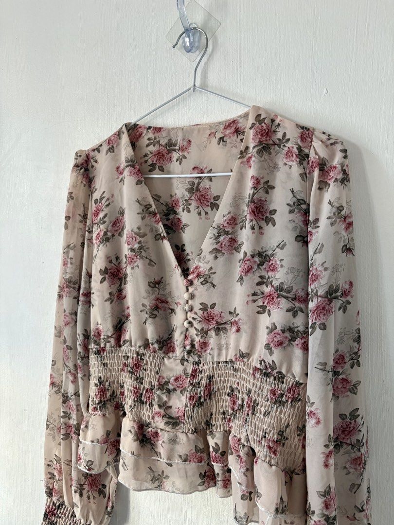 floral top (Category: Blouses) located in Binangonan. Submitted by polinn.xx (Listing ID 1464155327, Image 2). Description: s-m.