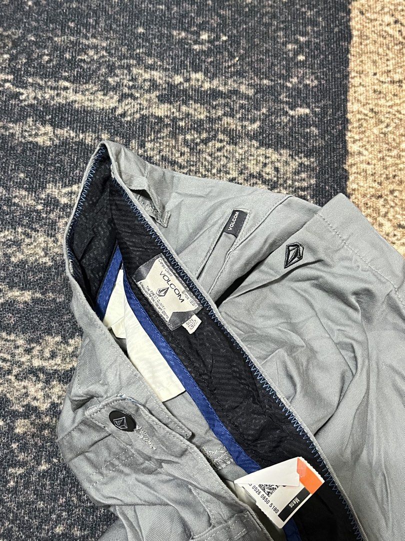 FOR SALE (Category: Shorts) located in Bulacan. Submitted by sef19 (Listing ID 1464334144, Image 2). Description: VOLCOM - size : 32w condition : excellent price : ₱700 - mop : gcash / jnt pm 📩📩📩 📍BULACAN.