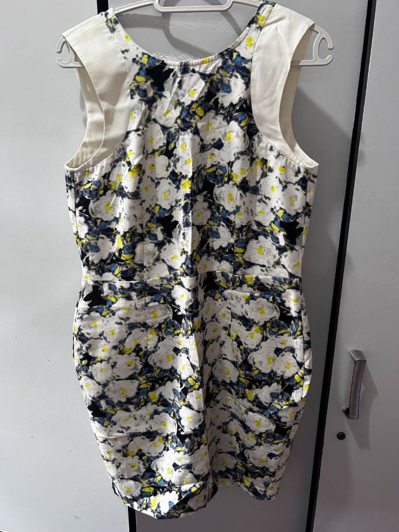 ForMe Sleeveless Floral Dress (Category: Dresses) located in Pasig City. Submitted by ladyleslieisletavelarde4902 (Listing ID 1464140922, Image 1). Description: A tailored, chic shift-sheath dress featuring an artistic floral print and clean solid accent panels Brand: ForMe Tag Size: S / Fits XS to S Purchase direct from store. MOP: Gcash / Bank Transfer Delivery: SF shouldered by buyer .