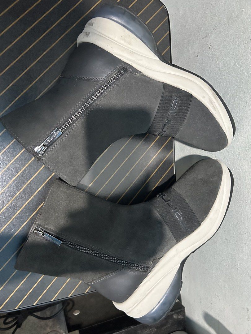 Fornarina Milano Gray Boots (Category: Boots) located in Quezon City. Submitted by jjsurplus_23 (Listing ID 1464297865, Image 3). Description: .