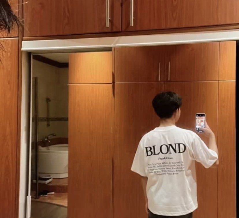 frank ocean boxy & cropped shirt (Category: Tshirts & Polo Shirts ) located in Tarlac. Submitted by frankocean81 (Listing ID 1464239058, Image 3). Description: brand new & used once only! originally bought thru orange app @heatwavesph size: medium - boxy and cropped fit for a modern silhouette. - Brand: Heatwavesph you can check @heatwavesph thru ig for more pix !! - Size: M.