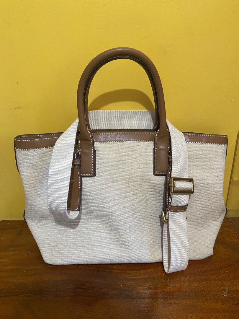 From Dubai (Category: Cross-body Bags) located in Caloocan City. Submitted by bethanylum77364 (Listing ID 1464183204, Image 1). Description: .